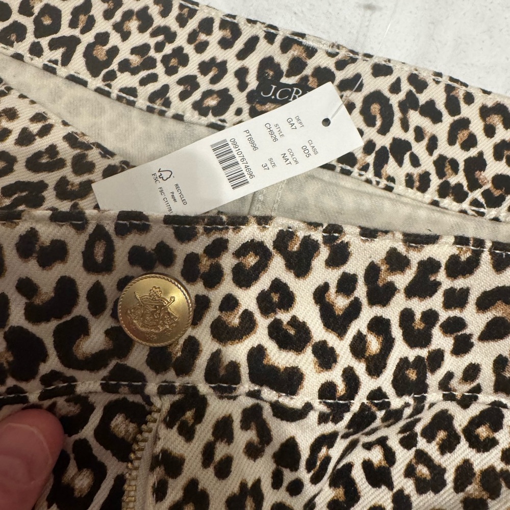 High-rise kickout jean with sailor pockets in leopard print - Picture 4 of 7